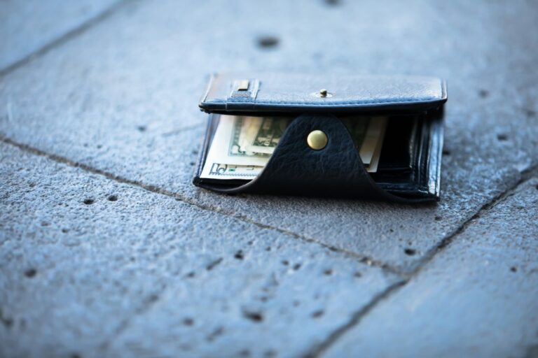 money wallet street groundxa 1024x683 1